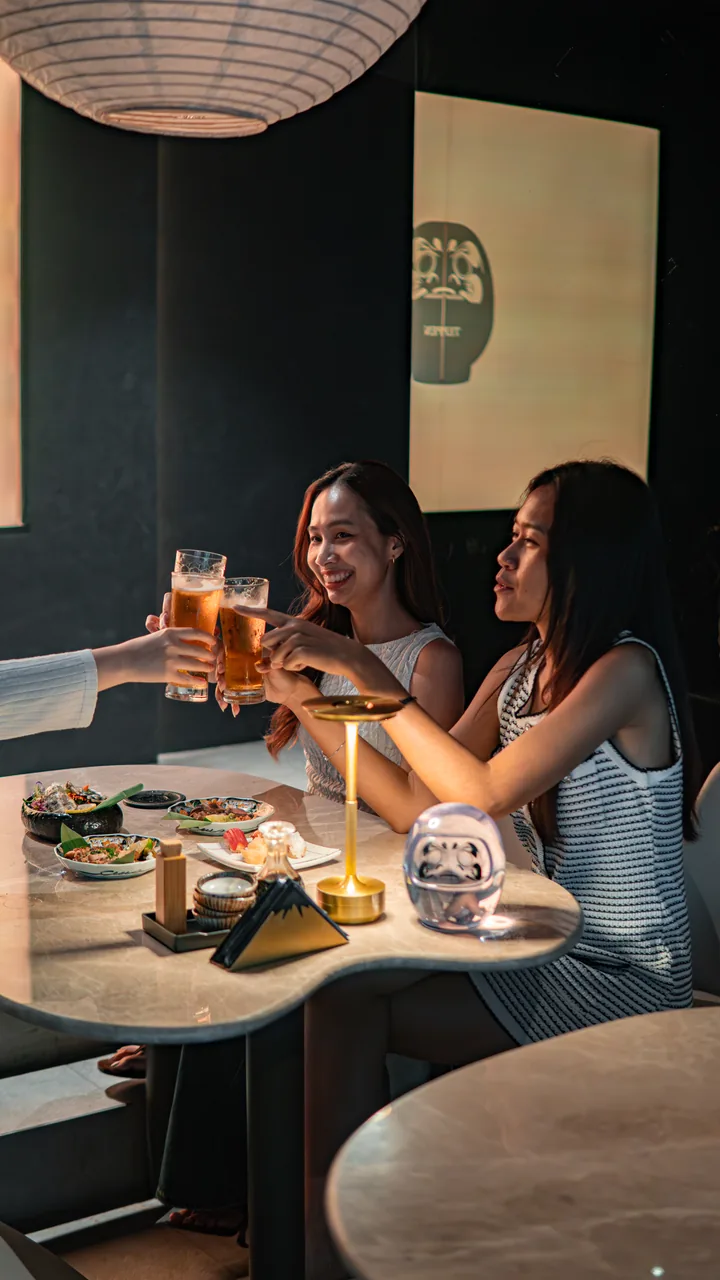 Guests raising beer glasses together at TEPPEN Ekkamai