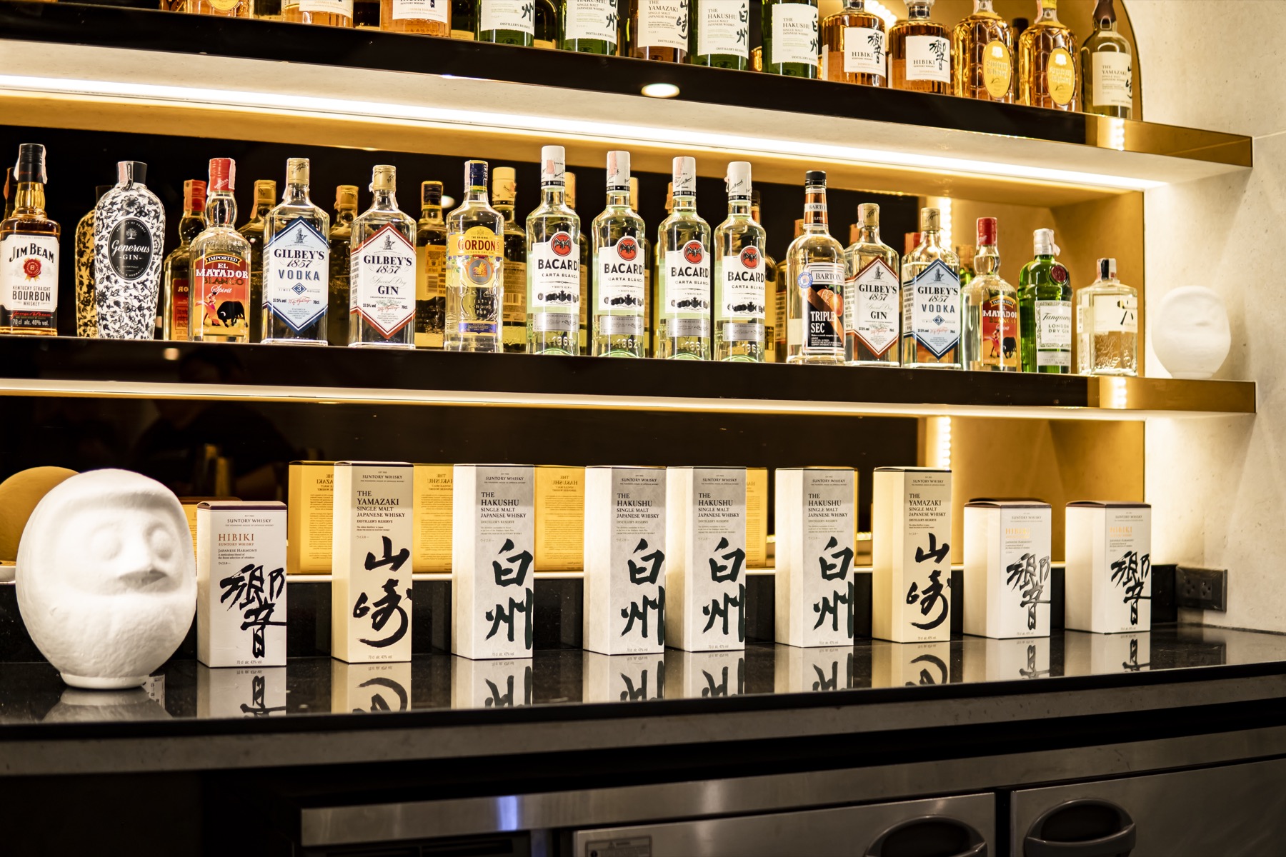 Warm TEPPEN Sathorn bar atmosphere